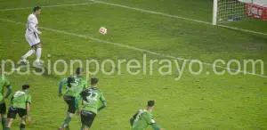 Raúl de Tomás marcando el penalti que suponía el 0-1 para el Rayo en Palencia.