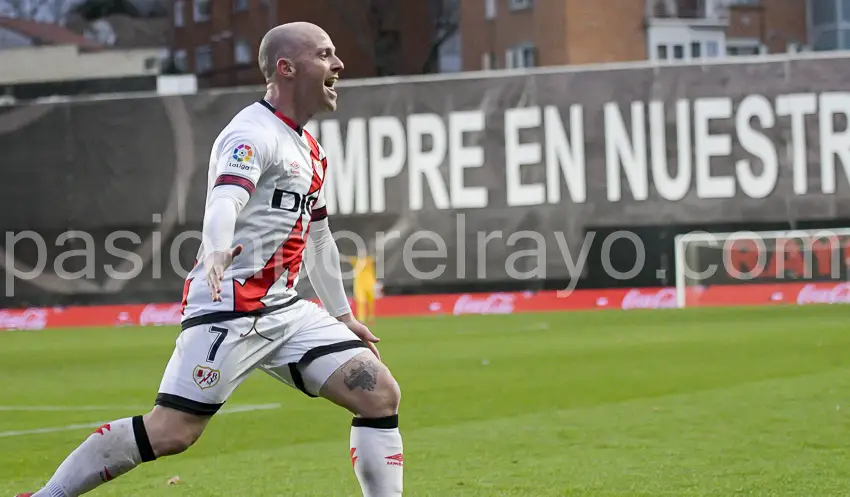 Isi Palazón, celebrando uno de sus goles con el Rayo Vallecano