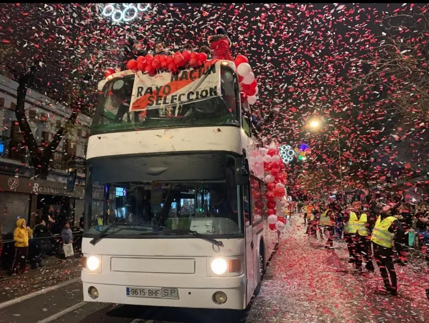 Imagen de la carroza de la Federación de Peñas del Rayo Vallecano en la cabalgata 2025