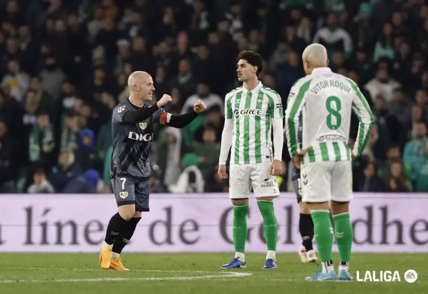 Isi, celebrando su gol en el Betis - Rayo