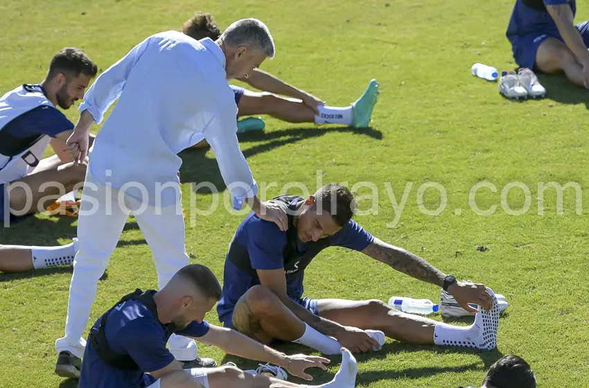 El doctor Carlos Beceiro hablando con los jugadores a la conclusión del entrenamiento