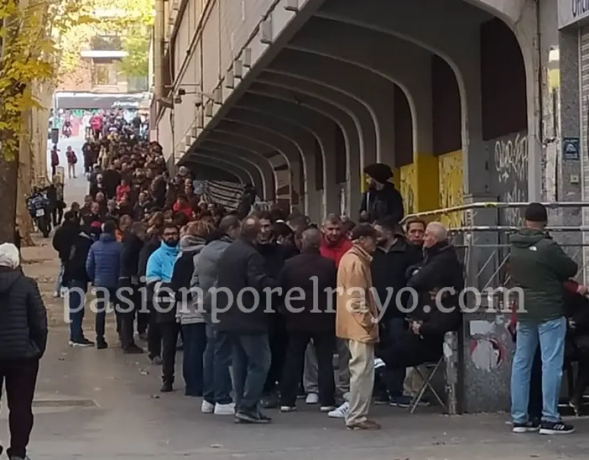 Imagen de la cola para comprar entradas para el Rayo Vallecano - Athletic Club