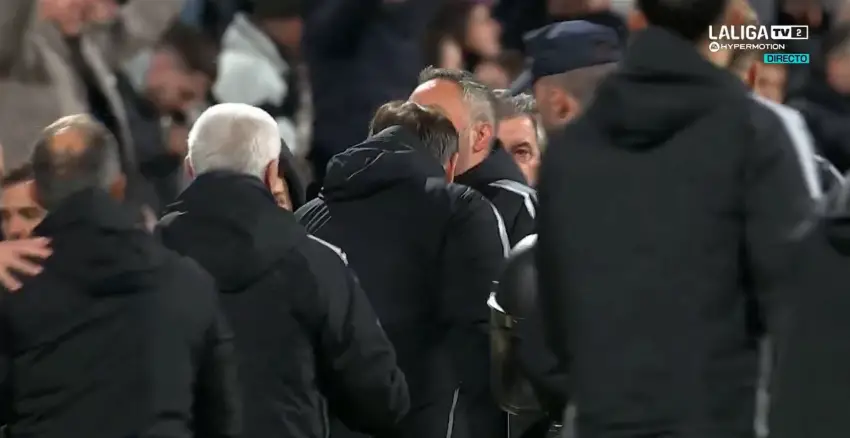 Momento de la agresión de ambos técnicos en el Racing de Ferrol - Zaragoza