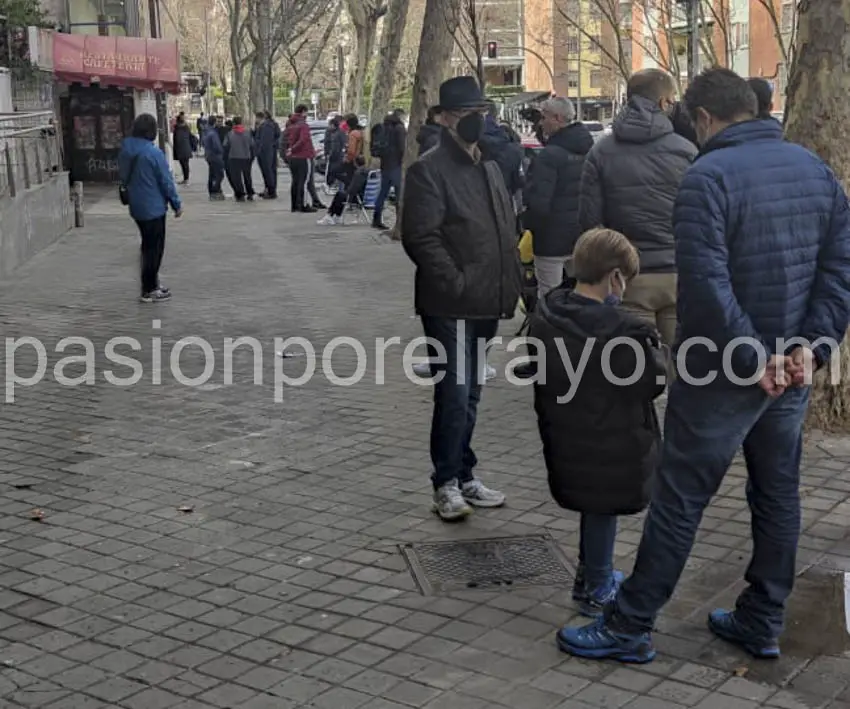 Colas en el estadio para adquirir las entradas de copa