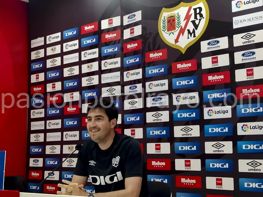Iraola, técnico del Rayo Vallecano en su última rueda de prensa en Vallecas