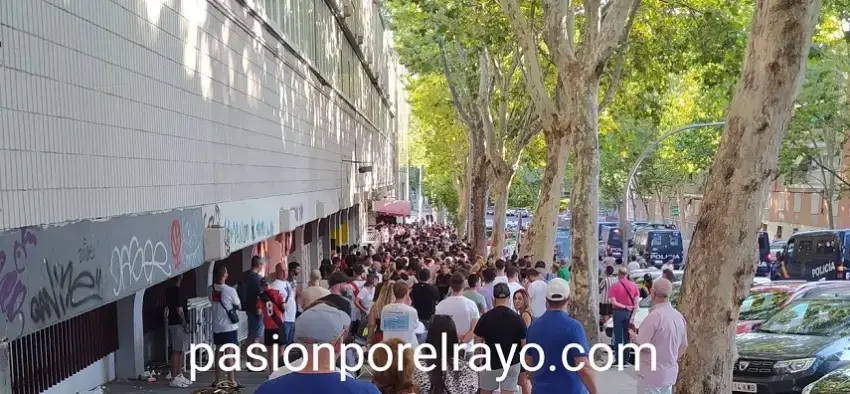 Colas en el estadio de Vallecas durante la renovación de abonos de temporadas anteriores