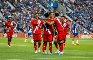 Los jugadores del Rayo celebrando el gol en Oporto con las equipaciones de la temporada anterior