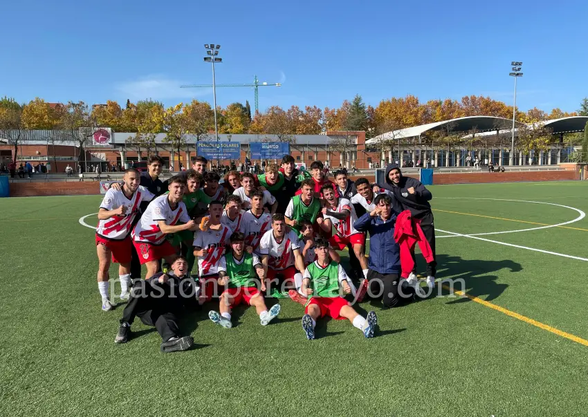 Celebración de los jugadores del Rayo B tras ganar al Cala Pozuelo