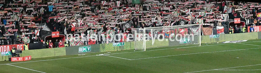 La grada de Vallecas lució sus mejores galas en el partido de Copa del Rey ante el Betis