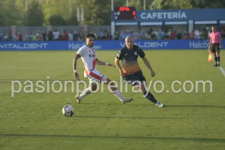 Sergio Moreno disputa un balón en el Leganés- Rayo Vallecano