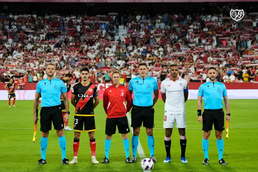 Óscar Valentín, en la foto de capitanes del Sevilla - Rayo