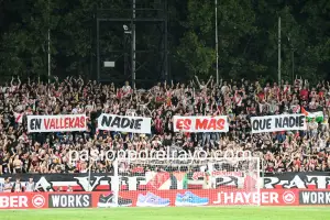 Imagen de la pancarta mostrada por Bukaneros en el Rayo - Atlético: &quot;En Vallekas nadie es más que nadie&quot;