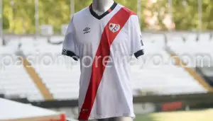 Presentación de las camisetas en 2020 en el estadio de Vallecas