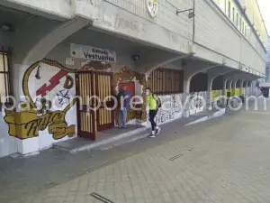 Miguel A. Morro accediendo al Estadio de Vallecas antes del duelo ante el Eibar