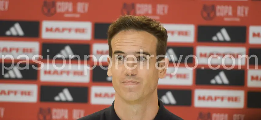 Íñigo Pérez, entrenador del Rayo Vallecano en la rueda de prensa del partido de Copa