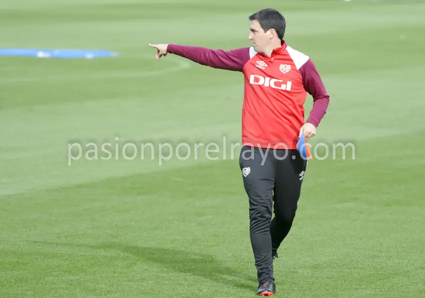 Andoni Iraola, durante un entrenamiento del Rayo Vallecano