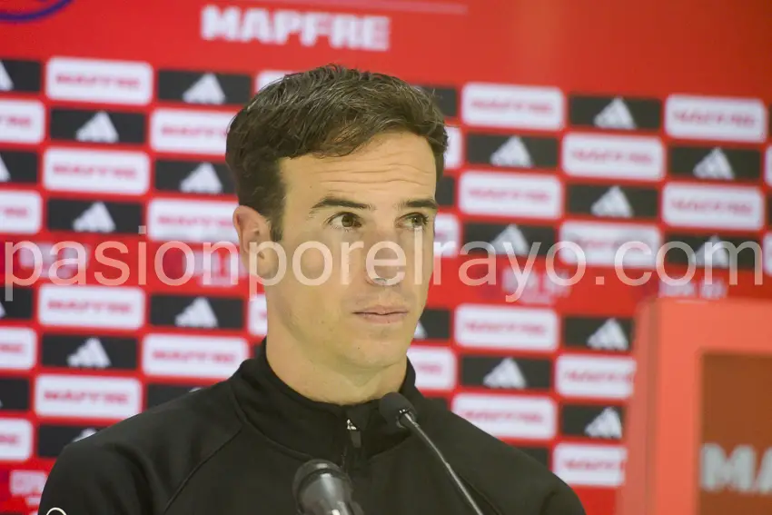 Íñigo Pérez, durante la rueda de prensa posterior al Racing - Rayo