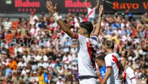 Catena durante el choque ante el Valencia en el Estadio de Vallecas.