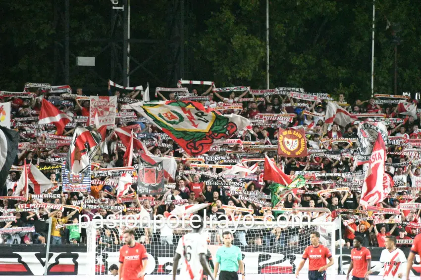 La afición del Rayo Vallecano apoyando a su equipo