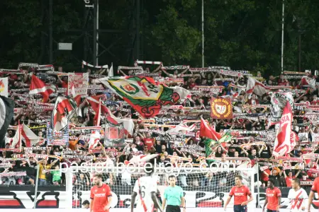 La afición del Rayo Vallecano apoyando a su equipo