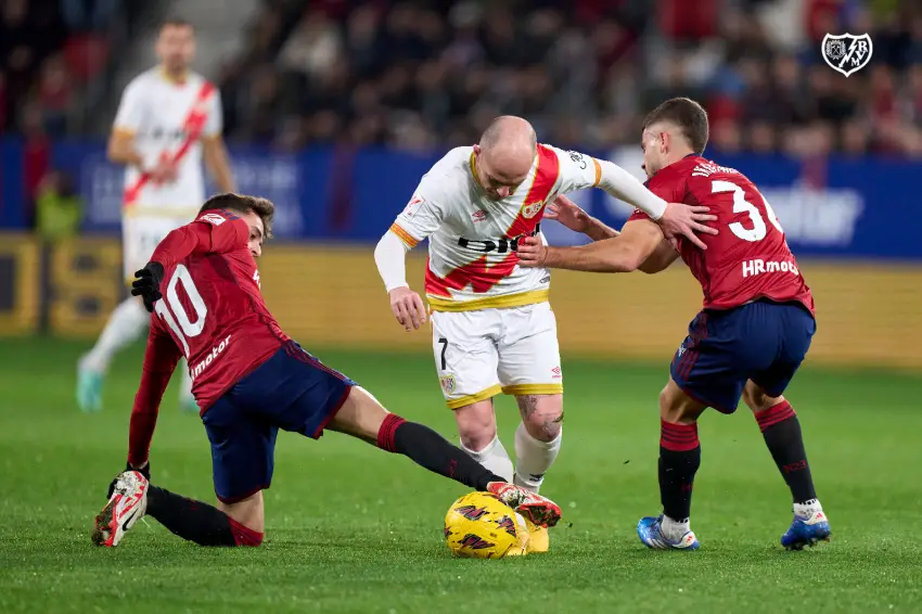 Isi intentando superar a dos jugadores de Osasuna