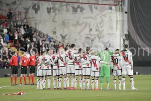 Imagen del Rayo Vallecano en el círculo central durante el minuto de silencio