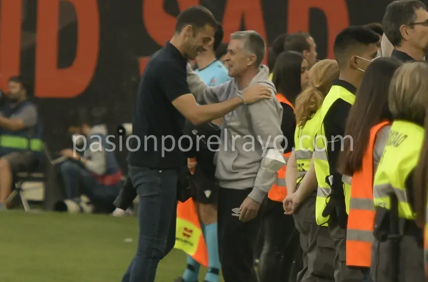 Cariñoso saludo de Mikel Labaka con el doctor Beceiro