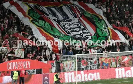 Imagen del tifo de Copa del Rey en Vallecas