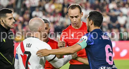 Momento del saludo entre capitanes antes del Rayo - At. Madrid