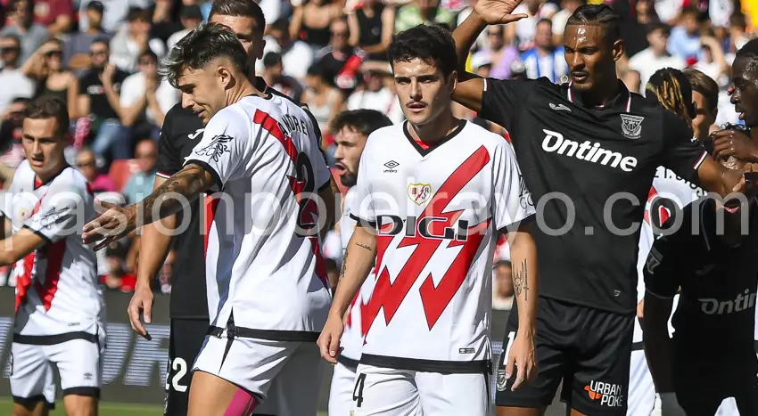 Camello defendiendo un córner en el encuentro ante el Leganés