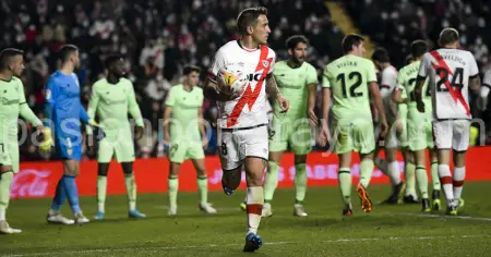 Oscar Trejo en una imagen del partido de la temporada pasada en Vallecas ante el Athletic