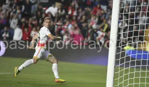 De Frutos logró un golazo para adelantar al Rayo en Anoeta.