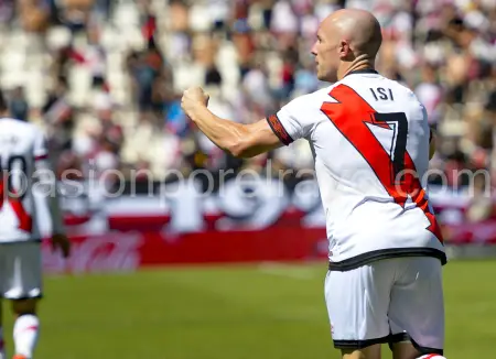 Isi Palazón celebrando uno de los goles conseguidos en jornada de sábado en Vallecas