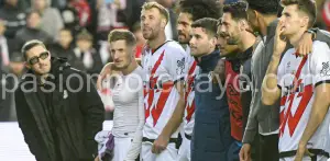 Pacha Espino estuvo con sus compañeros al final del partido ante el Alavés