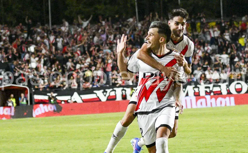 Ratiu celebrando su gol junto con Oscar Valentín.