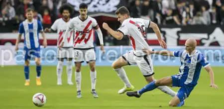 Gumbau en una acción del Rayo 1-0 Alavés