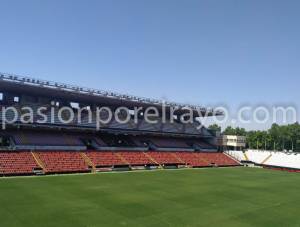 El Rayo Vallecano encarga unos banquillos nuevos y cambiará el césped del estadio de Vallecas