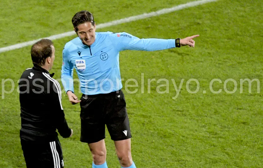 Arrasate protestando al colegiado la acción del 1-0 del Rayo