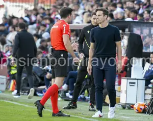 Iñigo Pérez mirando fíjamente a Quintero González durante el Rayo - Valencia