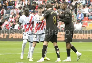 Ciss junto a Oscar Valentín en una acción de juego del Rayo - Valencia