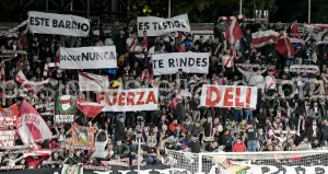 Mensaje dirigido a Delibasic desde el fondo del Estadio de Vallecas