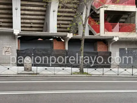 Imagen de las nuevas puertas del Estadio de Vallecas