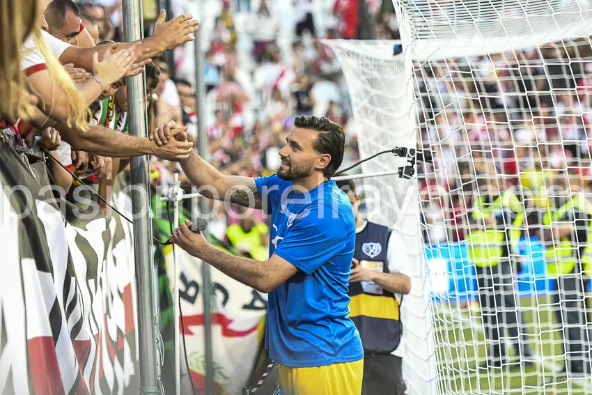 Dimitrievski despidiéndose de Vallecas tras el Rayo - Athletic