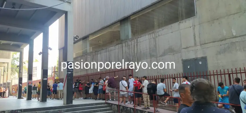 Colas en el estadio de Vallecas para el cambio de localidad