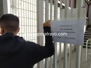 Imagen de la puerta de taquillas del estadio de Vallecas