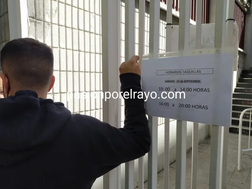 Imagen de la puerta de taquillas del estadio de Vallecas