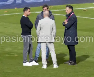 Míchel sobre el césped del Estadio de Vallecas antes del inicio del partido entre Rayo y Girona