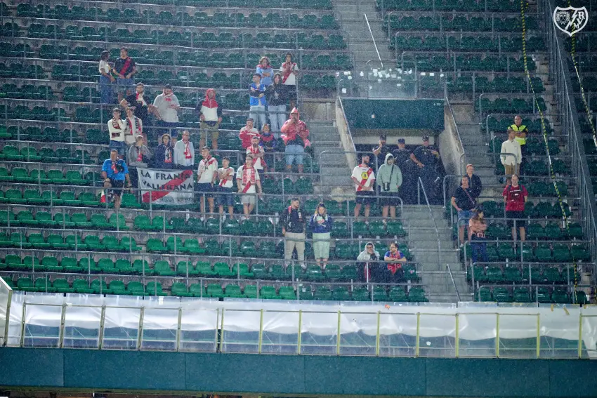 Aficionados del Rayo Vallecano presentes en el Villamarín de Sevilla