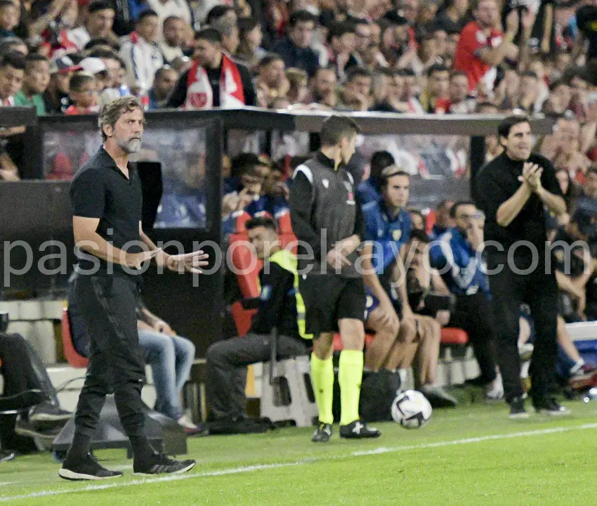 Quique Sánchez Flores (en primer plano) e Iraola (al fondo) fueron protagonistas en la banda del Estadio de Vallecas