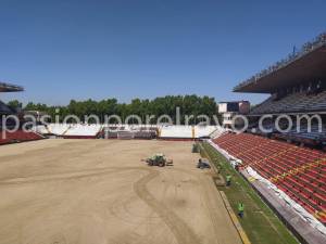 Luces y césped nuevos en el Estadio de Vallecas